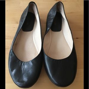 Kenneth Cole Reaction black ballet flats 9.5